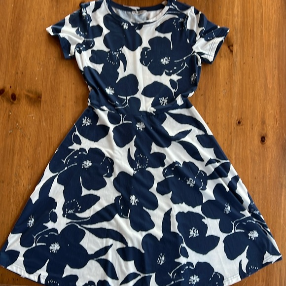 Size medium HuHot blue and white flowered cotton dress - Picture 1 of 3